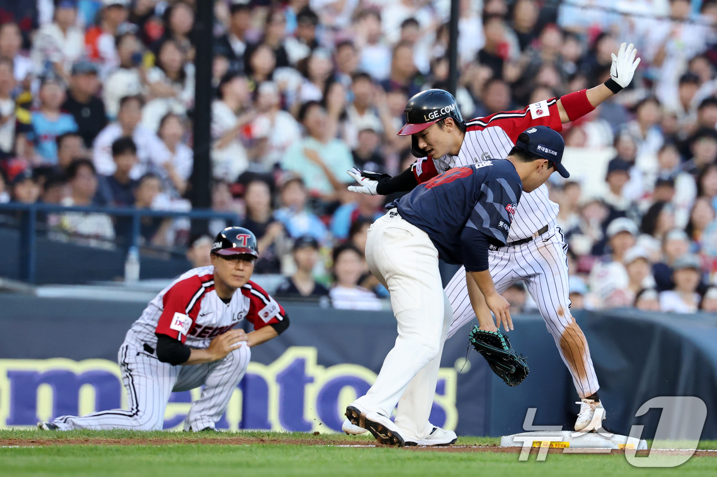 (서울=뉴스1) 이승배 기자 = 20일 오후 서울 송파구 잠실야구장에서 열린 프로야구 '2025 신한 SOL뱅크 KBO 리그' 롯데 자이언츠와 LG트윈스의 경기에서 5회말 LG 공 …