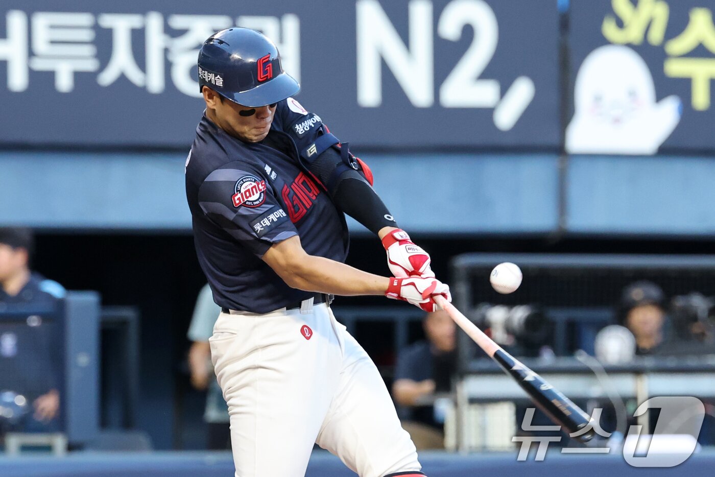 본문 이미지 - 20일 오후 서울 송파구 잠실야구장에서 열린 프로야구 &#39;2025 신한 SOL뱅크 KBO 리그&#39; 롯데 자이언츠와 LG트윈스의 경기에서 6회초 롯데 공격 선두타자 전준우가 안타를 치고 있다. 2025.7.20/뉴스1 ⓒ News1 이승배 기자