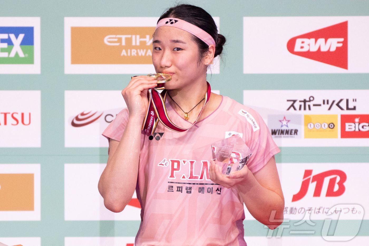 본문 이미지 - &#39;배드민턴 여제&#39; 안세영&#40;세계랭킹 1위&#41;이 20일 일본 도쿄 메트로폴리탄 체육관에서 열린 2025 세계배드민턴연맹&#40;BWF&#41; 월드 투어 슈퍼 750 일본오픈 여자 단식 결승전에서 중국의 왕즈이를 꺾고 우승을 차지한 뒤 시상식에서 금메달을 입에 맞추는 세리머니를 하고 있다. . ⓒ AFP=뉴스1 ⓒ News1 김진환 기자