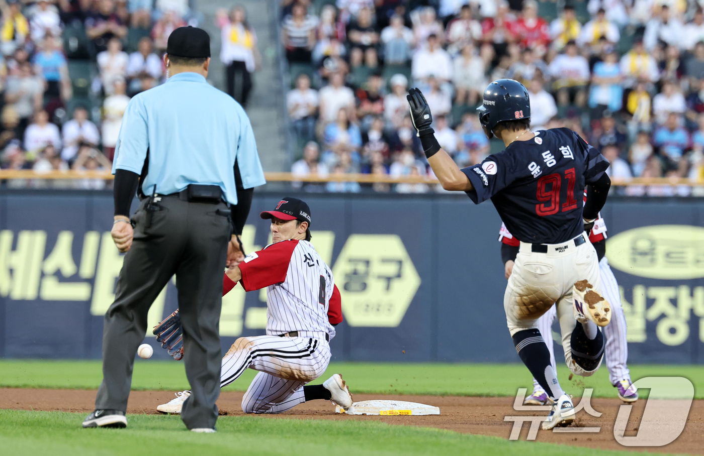 (서울=뉴스1) 이승배 기자 = 20일 오후 서울 송파구 잠실야구장에서 열린 프로야구 '2025 신한 SOL뱅크 KBO 리그' 롯데 자이언츠와 LG트윈스의 경기에서 6회초 롯데 공 …