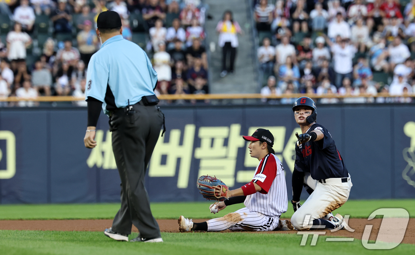 (서울=뉴스1) 이승배 기자 = 20일 오후 서울 송파구 잠실야구장에서 열린 프로야구 '2025 신한 SOL뱅크 KBO 리그' 롯데 자이언츠와 LG트윈스의 경기에서 6회초 롯데 공 …