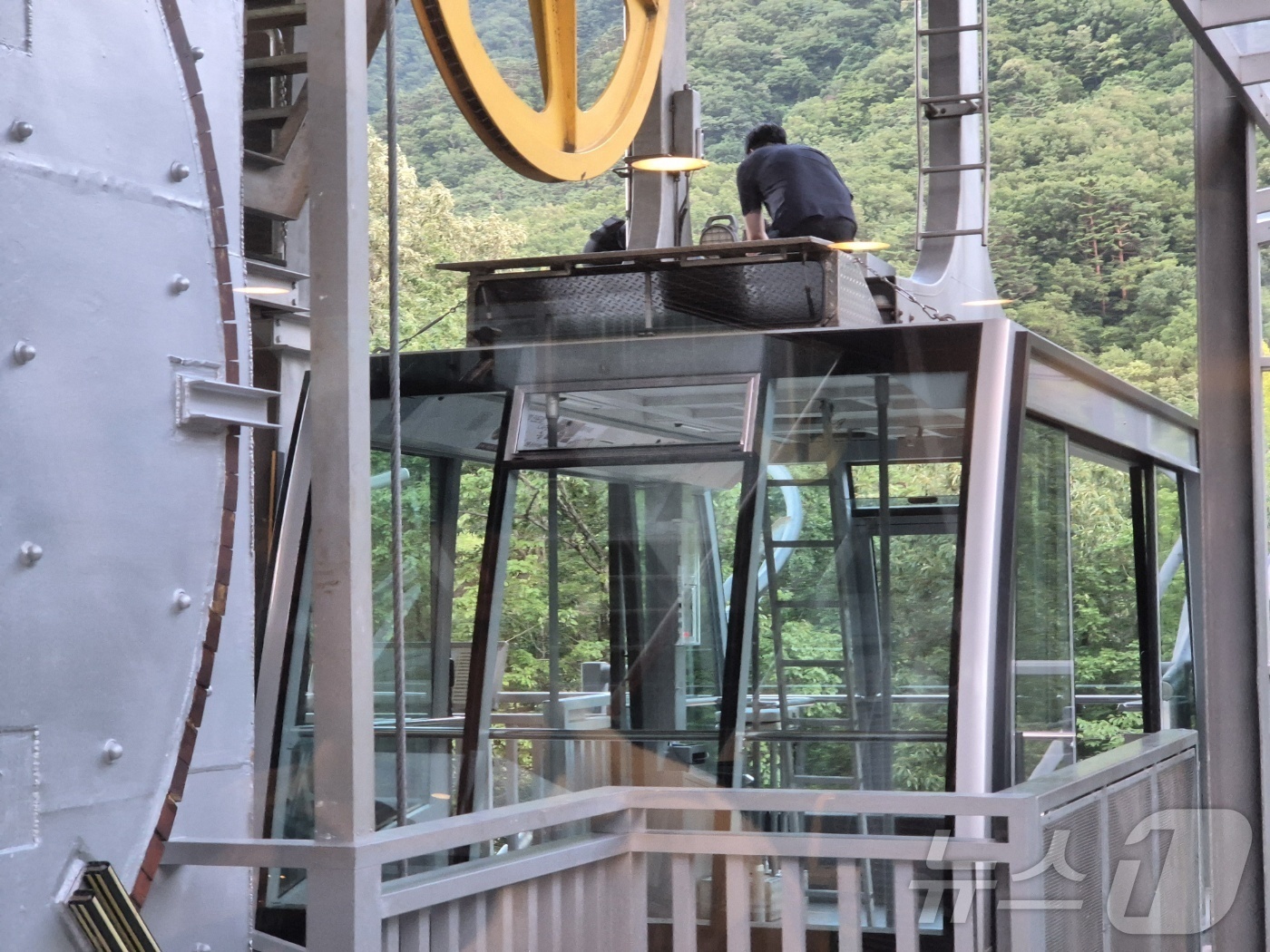 (속초 =뉴스1) 윤왕근 기자 = 20일 오후 강원 속초시 설악산국립공원 케이블카 탑승장에서 직원들이 고장난 유압호스를 고치고 있다. 2025.7.20/뉴스1