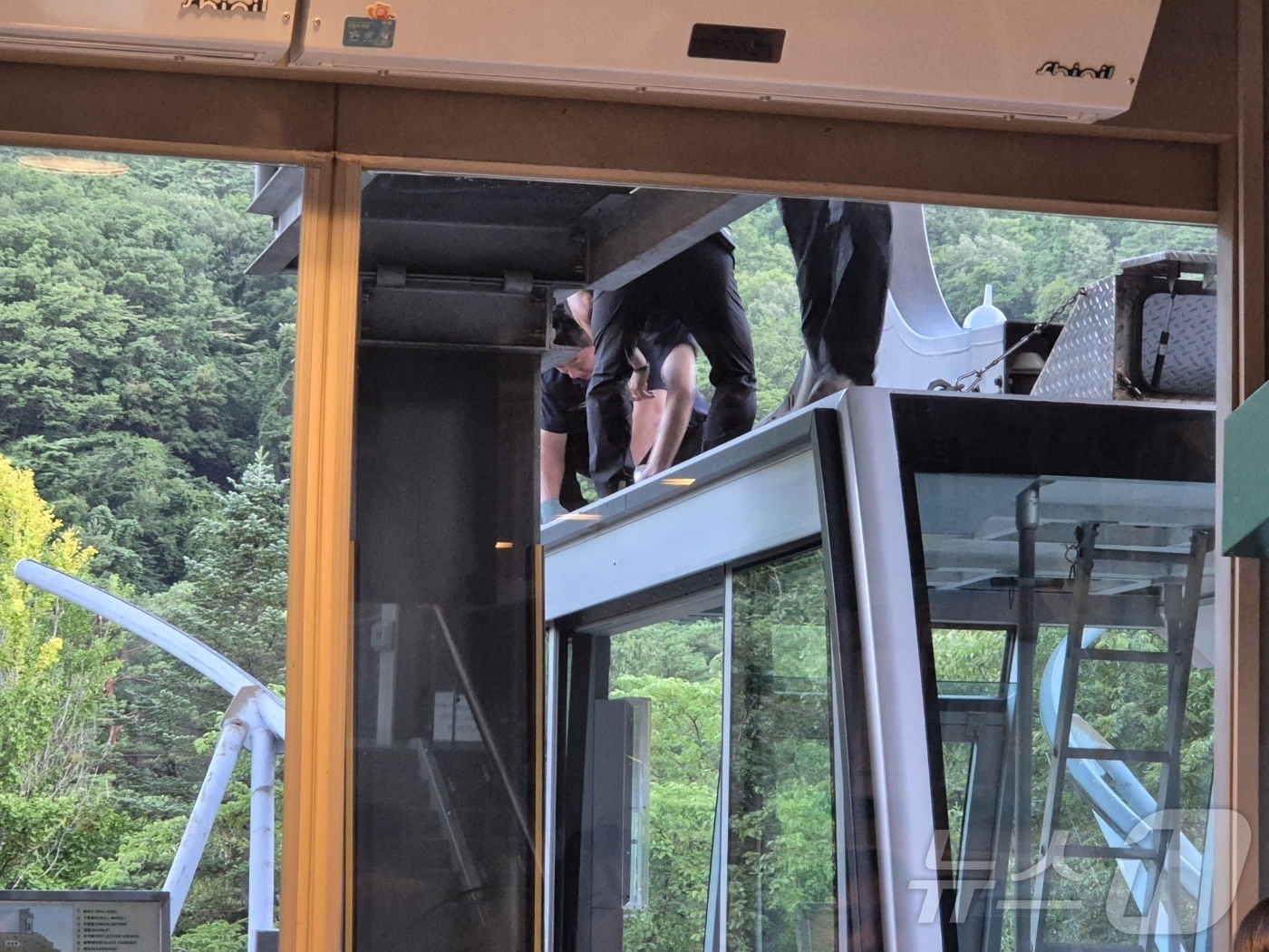 (속초 =뉴스1) 윤왕근 기자 = 20일 오후 강원 속초시 설악산국립공원 케이블카 탑승장에서 직원들이 고장난 유압호스를 고치고 있다. 2025.7.20/뉴스1