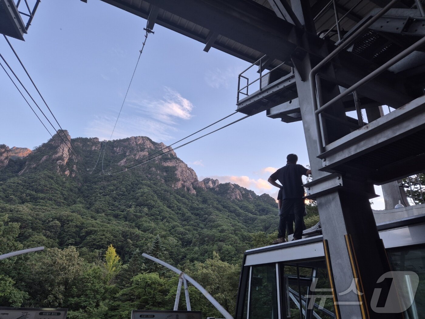 본문 이미지 - 20일 오후 강원 속초시 설악산국립공원 케이블카 탑승장에서 직원들이 고장난 유압호스를 고치고 있다. 2025.7.20/뉴스1 ⓒ News1 윤왕근 기자