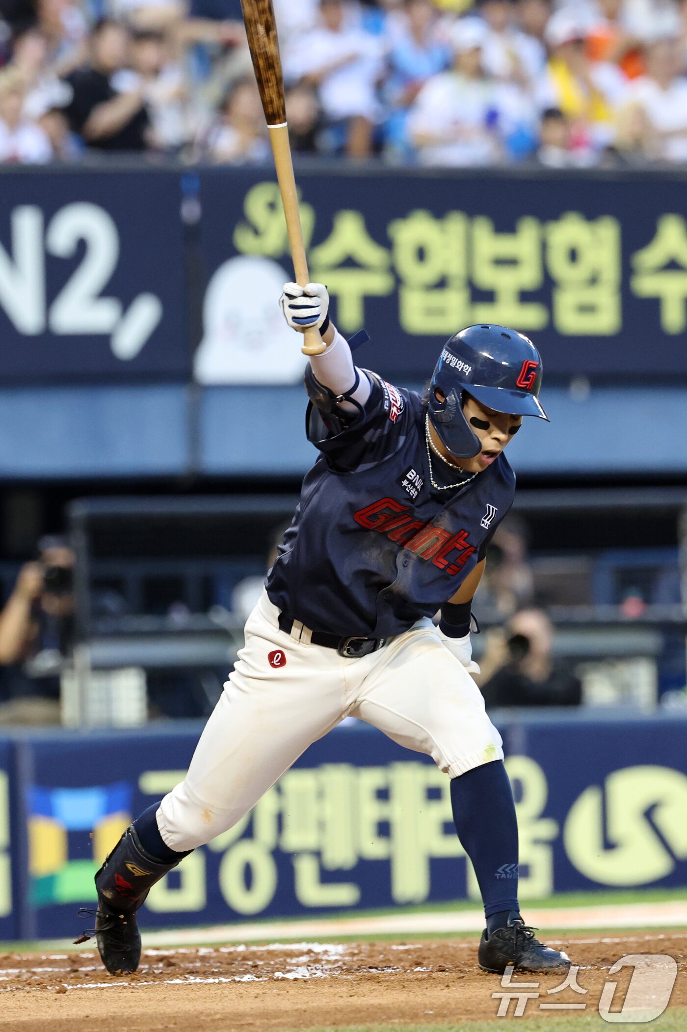 본문 이미지 - 20일 오후 서울 송파구 잠실야구장에서 열린 프로야구 &#39;2025 신한 SOL뱅크 KBO 리그&#39; 롯데 자이언츠와 LG트윈스의 경기에서 6회초 롯데 공격 2사 주자 만루 상황 황성빈이 헛스윙 삼진을 당하고 아쉬워하고 있다. 2025.7.20/뉴스1 ⓒ News1 이승배 기자