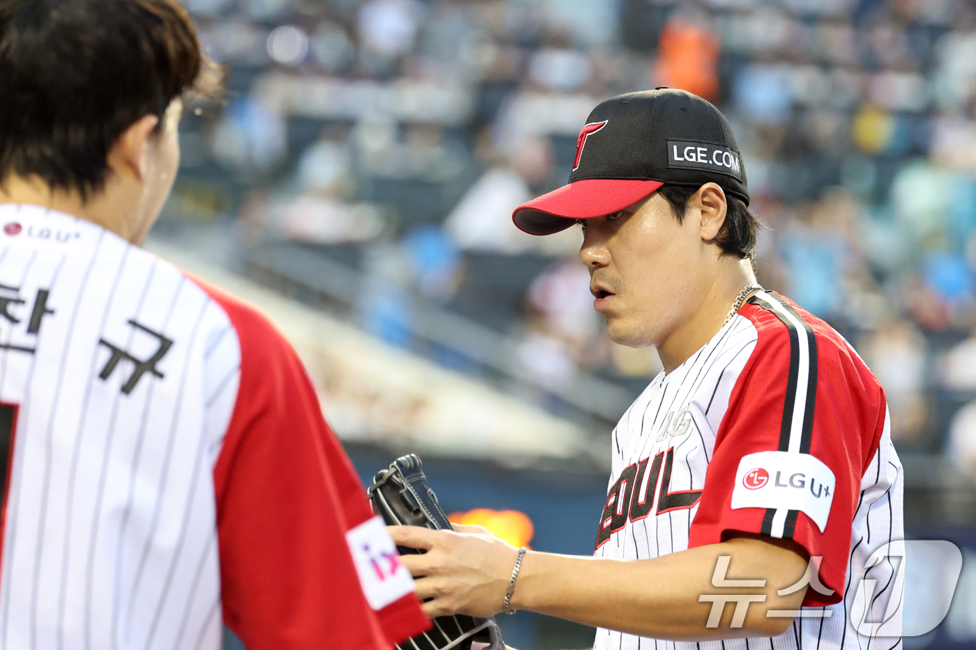 (서울=뉴스1) 이승배 기자 = 20일 오후 서울 송파구 잠실야구장에서 열린 프로야구 '2025 신한 SOL뱅크 KBO 리그' 롯데 자이언츠와 LG트윈스의 경기에서 6회초 롯데 공 …