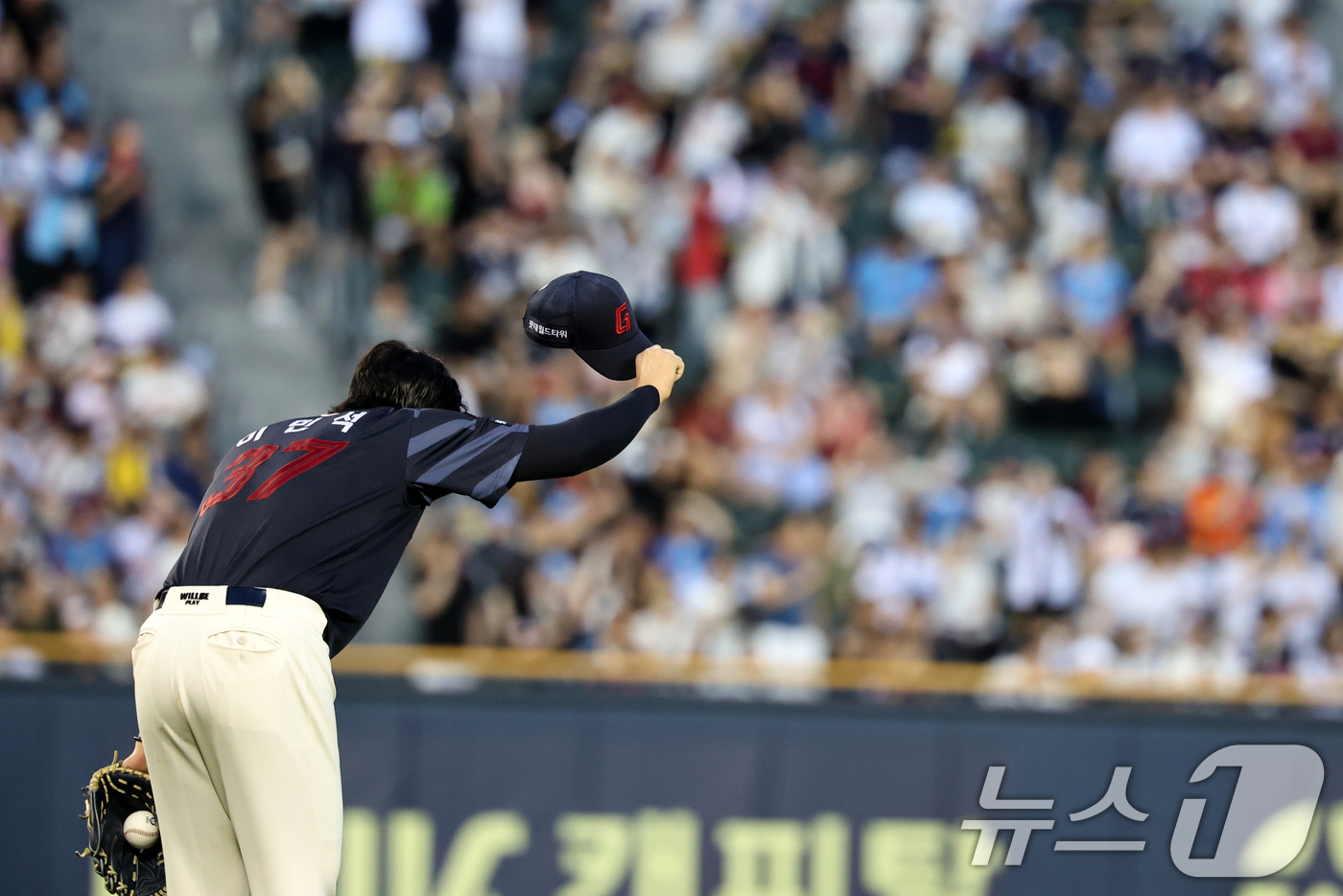 (서울=뉴스1) 이승배 기자 = 20일 오후 서울 송파구 잠실야구장에서 열린 프로야구 '2025 신한 SOL뱅크 KBO 리그' 롯데 자이언츠와 LG트윈스의 경기에서 6회말 LG 공 …