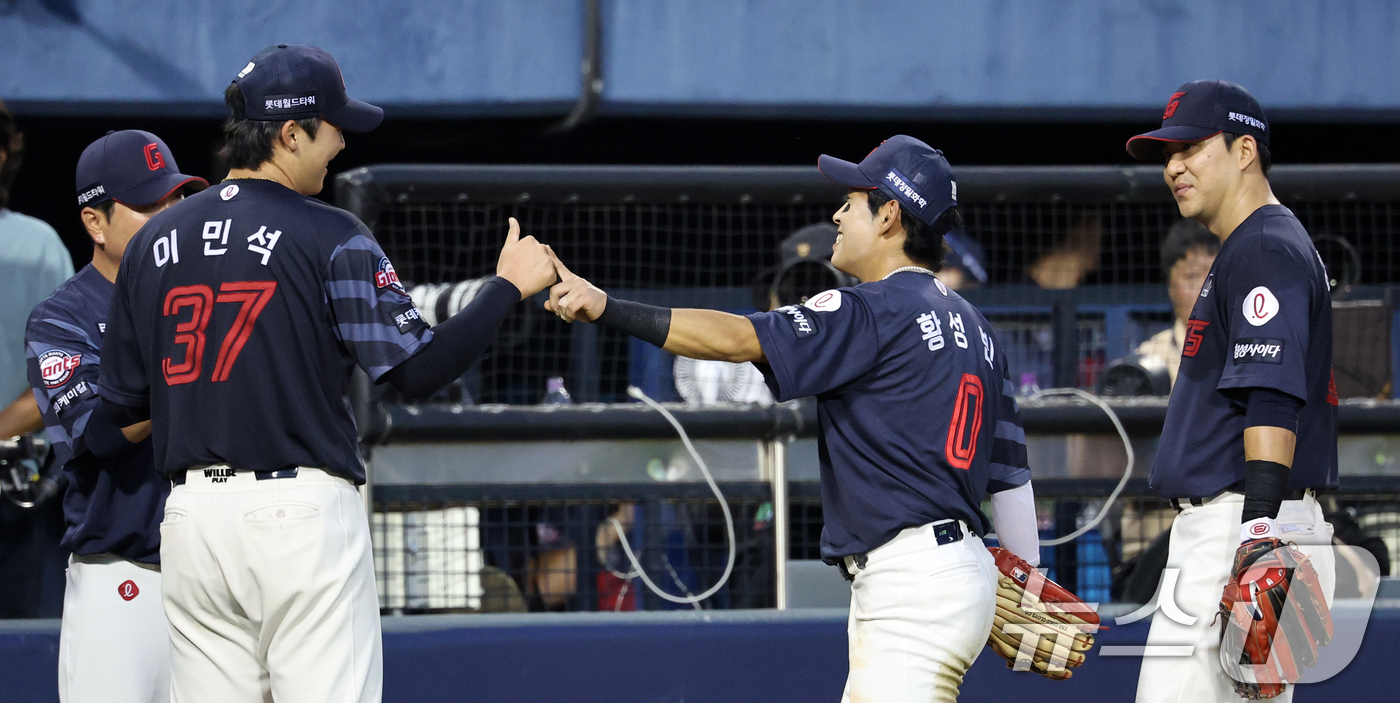 (서울=뉴스1) 이승배 기자 = 20일 오후 서울 송파구 잠실야구장에서 열린 프로야구 '2025 신한 SOL뱅크 KBO 리그' 롯데 자이언츠와 LG트윈스의 경기에서 롯데 선발투수 …