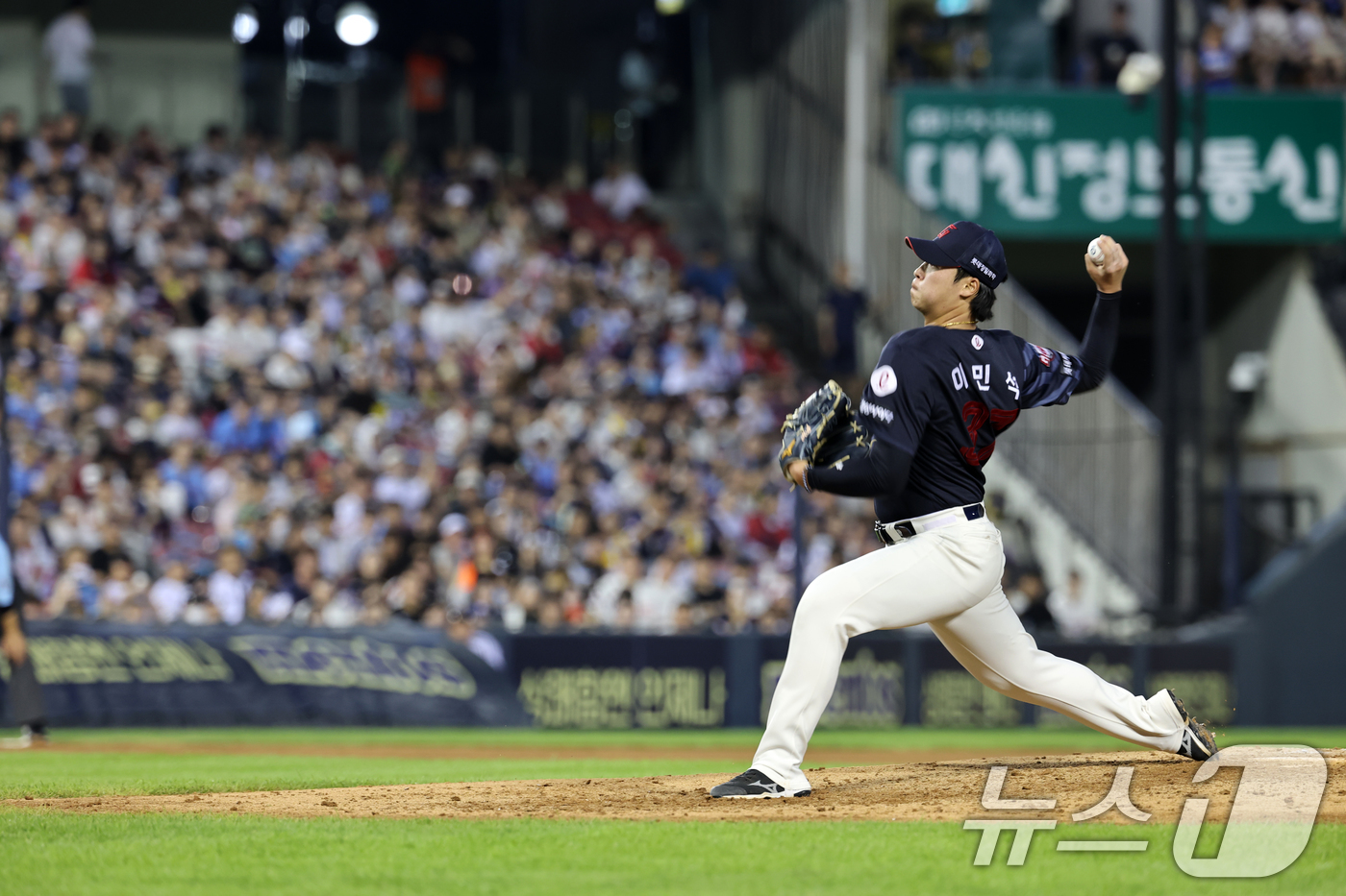 (서울=뉴스1) 이승배 기자 = 20일 오후 서울 송파구 잠실야구장에서 열린 프로야구 '2025 신한 SOL뱅크 KBO 리그' 롯데 자이언츠와 LG트윈스의 경기에서 7회말 LG 공 …