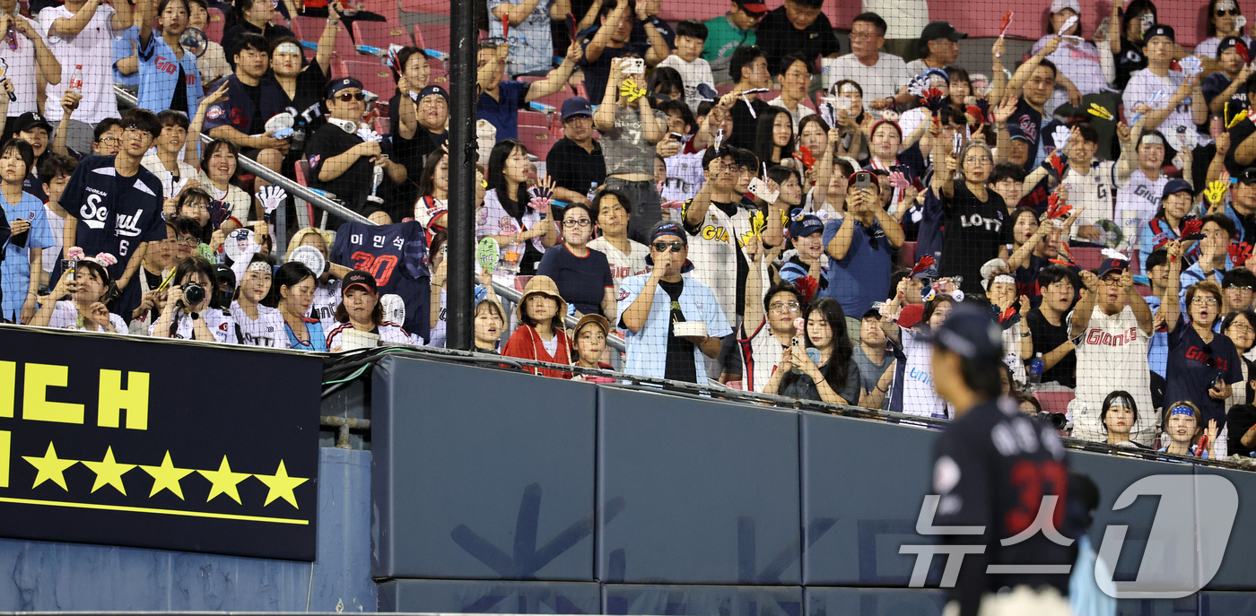(서울=뉴스1) 이승배 기자 = 20일 오후 서울 송파구 잠실야구장에서 열린 프로야구 '2025 신한 SOL뱅크 KBO 리그' 롯데 자이언츠와 LG트윈스의 경기에서 7회말 LG 공 …
