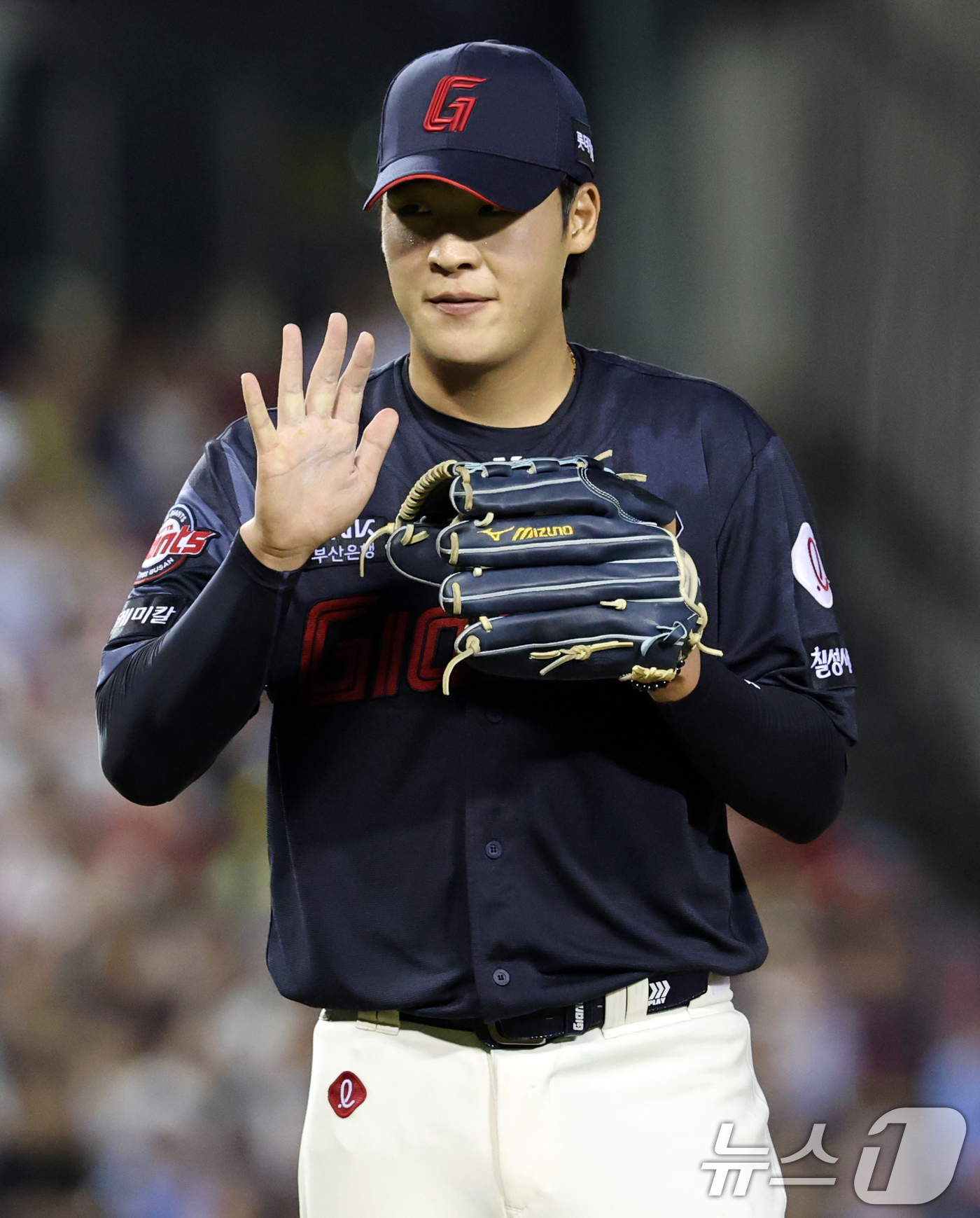 (서울=뉴스1) 이승배 기자 = 20일 오후 서울 송파구 잠실야구장에서 열린 프로야구 '2025 신한 SOL뱅크 KBO 리그' 롯데 자이언츠와 LG트윈스의 경기에서 7회말 LG 공 …