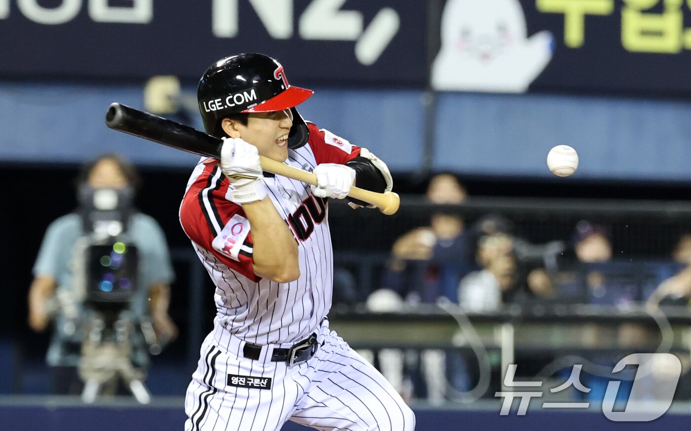 본문 이미지 - 번트 시도하는 LG 트윈스 구본혁. News1 DB ⓒ 뉴스1 이승배 기자