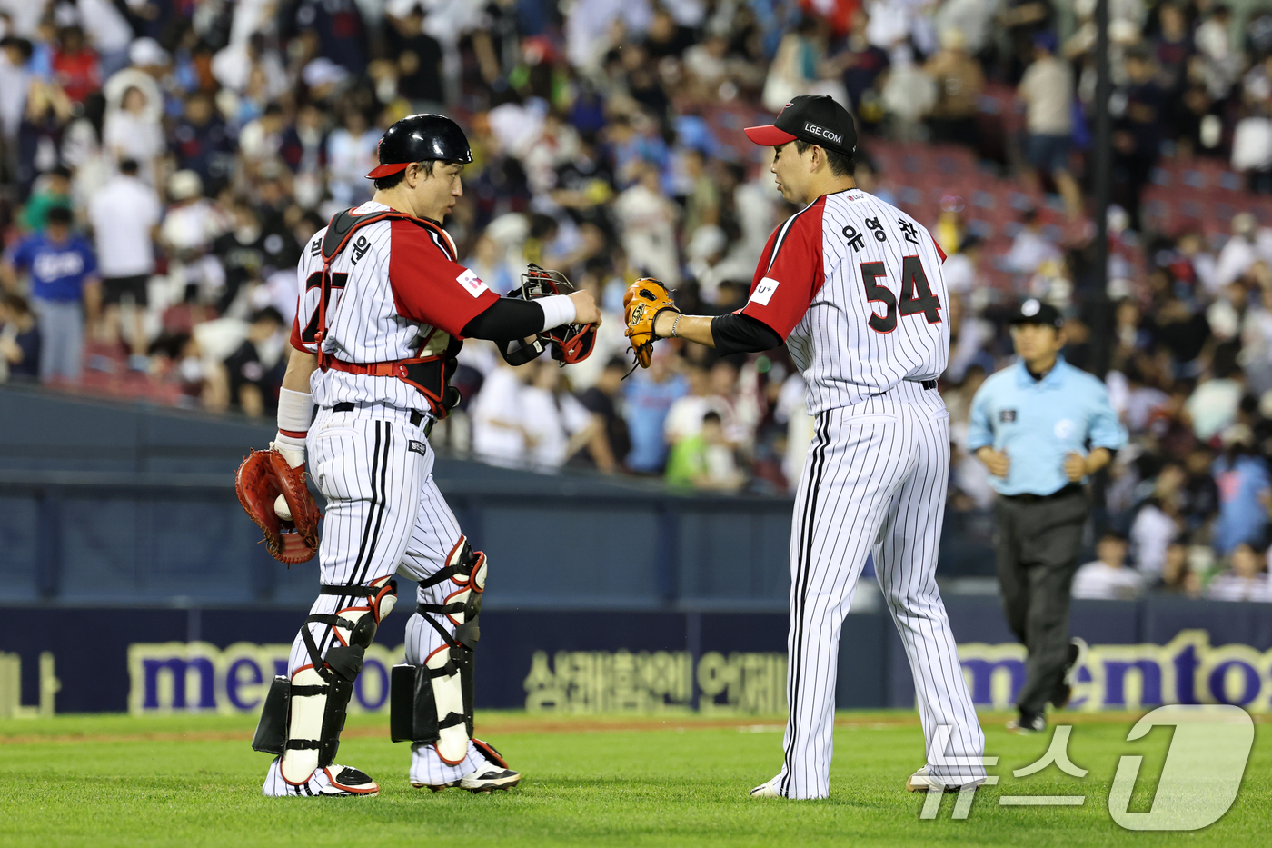 (서울=뉴스1) 이승배 기자 = 20일 오후 서울 송파구 잠실야구장에서 열린 프로야구 '2025 신한 SOL뱅크 KBO 리그' 롯데 자이언츠와 LG트윈스의 경기에서 3대2로 승리한 …