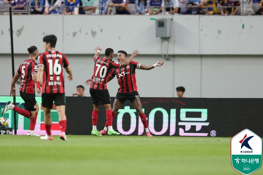 본문 이미지 - FC서울 린가드(오른쪽)가 20일 서울월드컵경기장에서 열린 하나은행 K리그1 2025 22라운드 울산HD와 홈 경기에서 전반 41분 결승 골을 터뜨린 뒤 동료들의 축하를 받고 있다. (한국프로축구연맹 제공)