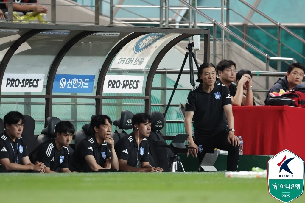 본문 이미지 - 김판곤 감독(오른쪽)과 울산HD 코칭스태프. (한국프로축구연맹 제공)
