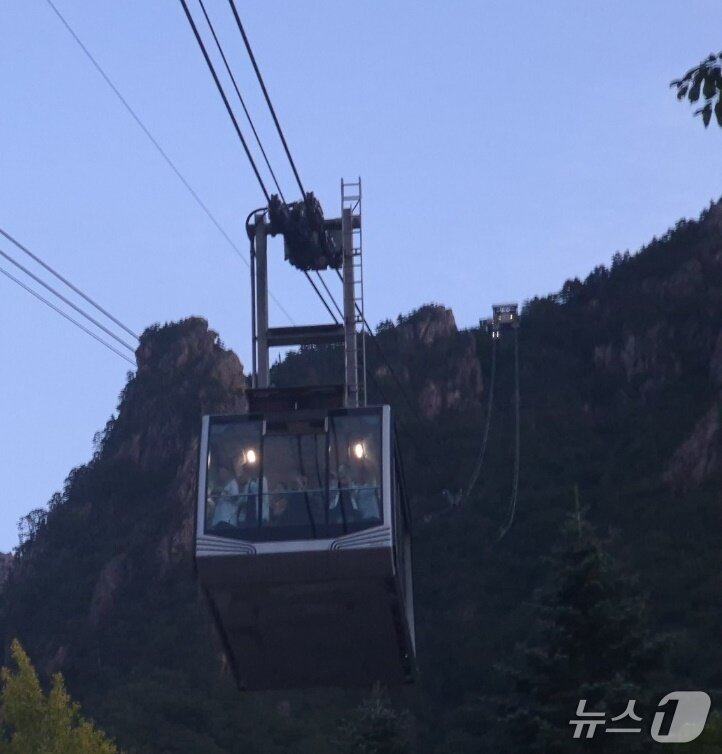 본문 이미지 - 설악산 케이블카 권금성 정상서 구조되고 있는 관광객들.2025.7.20/뉴스1 윤왕근 기자