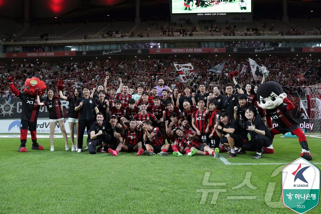 (서울=뉴스1) 김진환 기자 = FC서울 선수단이 20일 오후 서울 마포구 상암동 서울월드컵경기장에서 열린 하나은행 K리그1 22라운드 울산HD와의 홈 경기 종료 후 기념 촬영을 …
