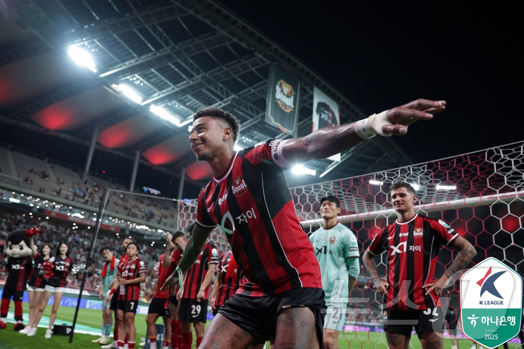 (서울=뉴스1) 김진환 기자 = FC서울의 린가드가 20일 오후 서울 마포구 상암동 서울월드컵경기장에서 열린 하나은행 K리그1 22라운드 울산HD와의 홈 경기에서 결승골을 넣은 린 …