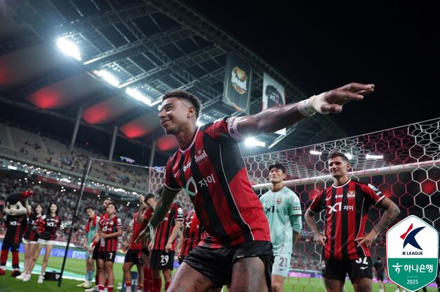 본문 이미지 - FC서울의 린가드가 20일 오후 서울 마포구 상암동 서울월드컵경기장에서 열린 하나은행 K리그1 22라운드 울산HD와의 홈 경기에서 결승골을 넣은 린가드가 경기 종료 후 세리머니를 펼치고 있다. &#40;한국프로축구연맹 제공, 재판매 및 DB금지&#41; 2025.7.20/뉴스1 ⓒ News1 김진환 기자