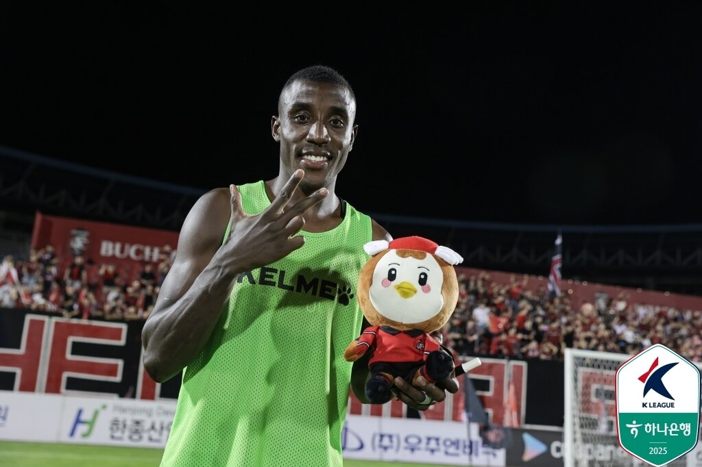 본문 이미지 - 부천FC 외국인 선수 몬타뇨가 20일 열린 하나은행 K리그2 2025 21라운드 충남아산과 홈 경기에서 해트트릭을 기록, 팀의 5-3 승리를 이끌었다. (한국프로축구연맹 제공)