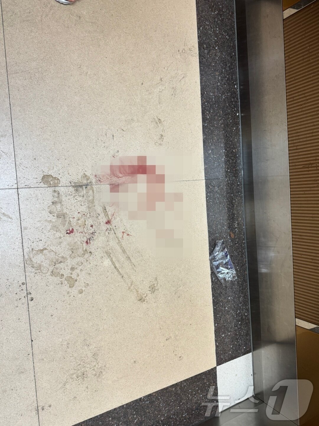 본문 이미지 - 21일 총기 사고가 발생한 인천시 송도국제도시 한 아파트 엘리베이터에 혈흔이 묻어있다. 2025.7.21/뉴스1 ⓒ News1 박소영 기자
