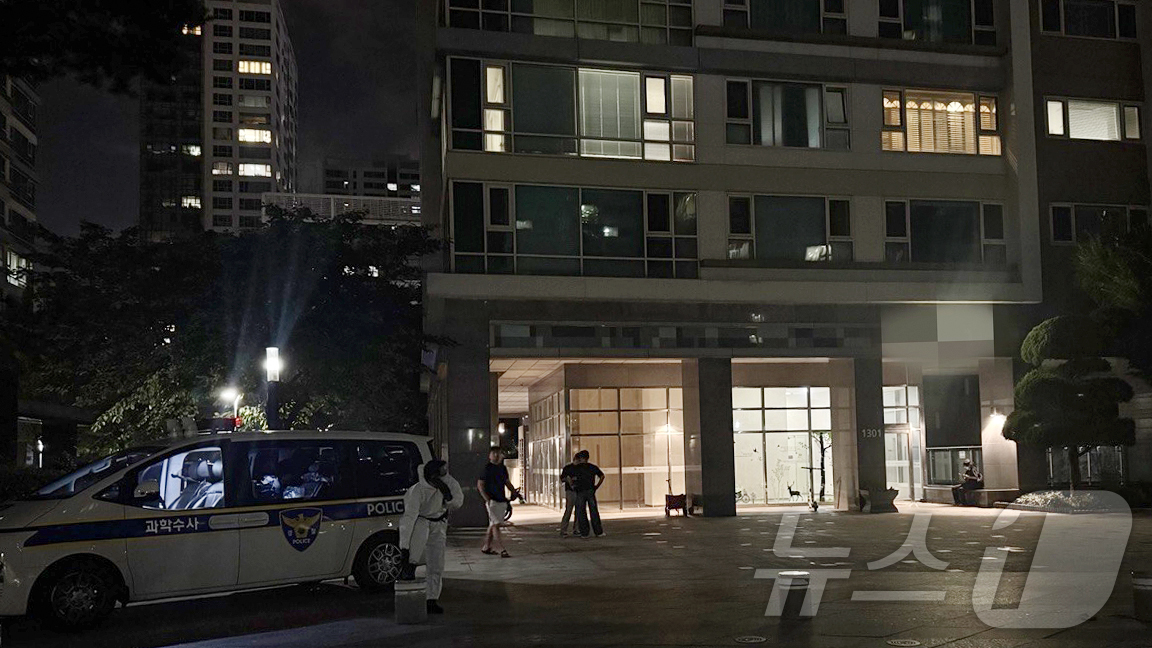 (인천=뉴스1) 박소영 기자 = 21일 총기사고가 발생한 인천 송도국제도시 아파트 단지에 경찰 수사관들이 출동해 수습작업을 하고있다.2025.7.21/뉴스1