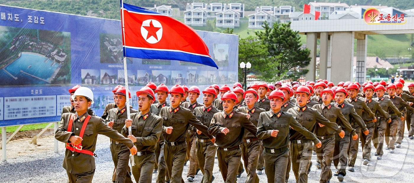 (평양 노동신문=뉴스1) = 북한 노동당 기관지 노동신문은 21일 낙원군바닷가양식사업소 건설에 군인건설자들을 투입해 착공 후 불과 몇달 사이 수백세대에 달하는 희한한 살림집(주택) …