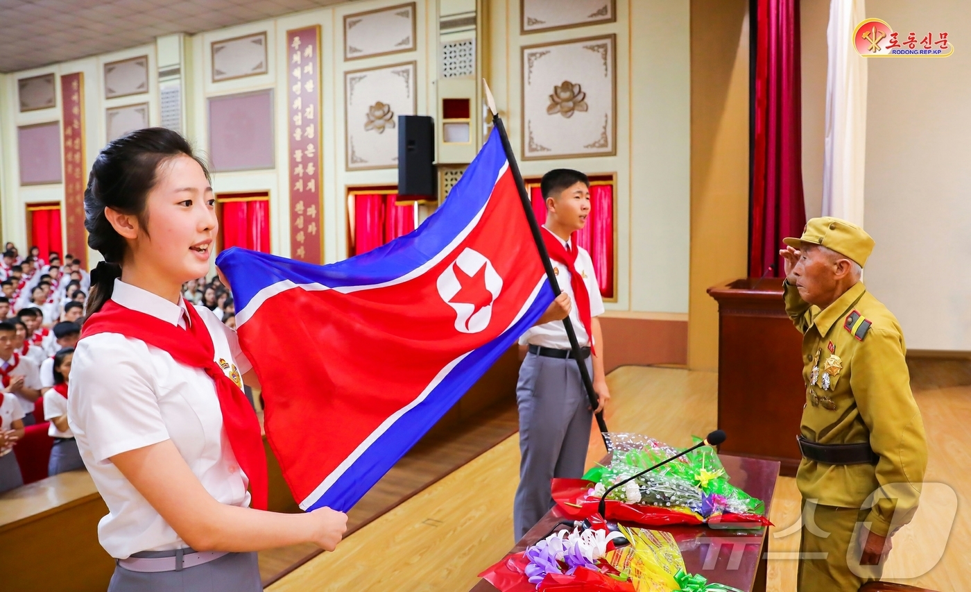 (평양 노동신문=뉴스1) = 북한 노동당 기관지 노동신문은 21일 전승절(7월27일·정전협정체결 기념일)을 앞두고 "전승세대가 지녔던 위대한 조국수호 정신은 오늘도 세기와 연대를 …