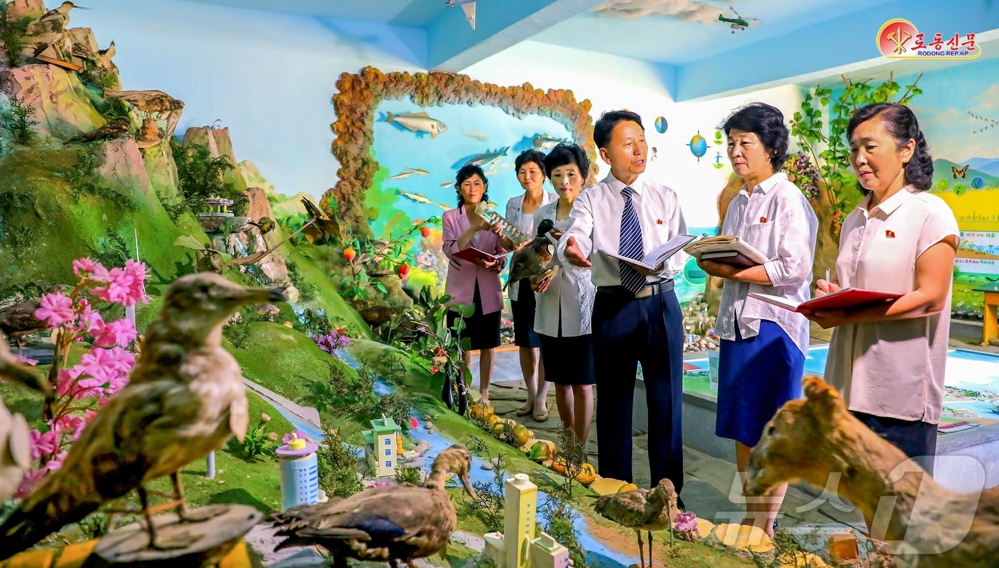 (평양 노동신문=뉴스1) = 북한 노동당 기관지 노동신문은 21일 장연군 장연소학교에서 "교수의 질을 높이기 위한 합평회를 실속있게 진행하고 있다"고 보도했다. [국내에서만 사용가 …