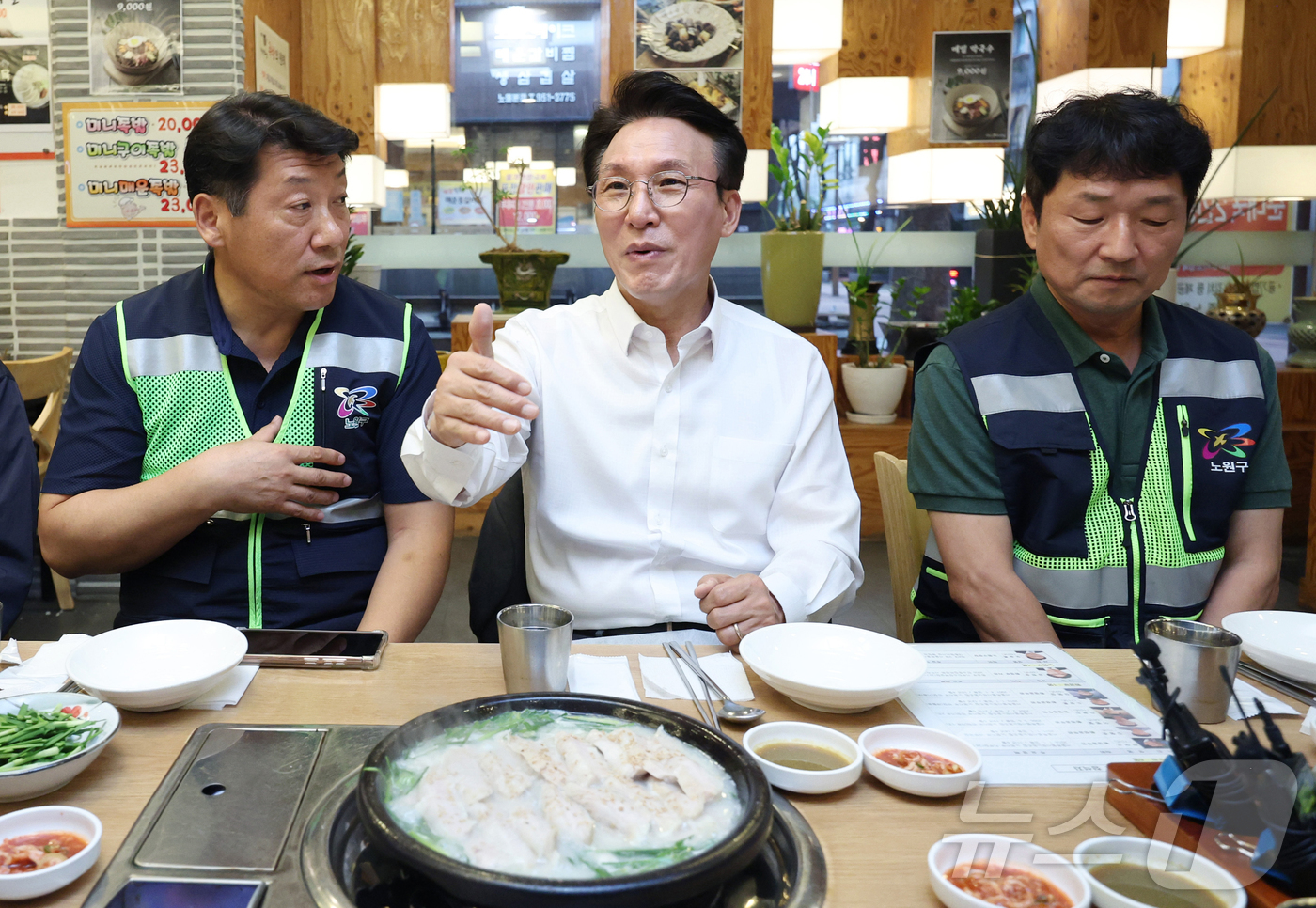 (서울=뉴스1) 권현진 기자 = 김민석 국무총리가 '민생회복 소비쿠폰' 신청 첫 날인 21일 오전 서울 노원구 한 식당을 찾아 환경공무관들과 식사하기 앞서 대화를 나누고 있다. ( …