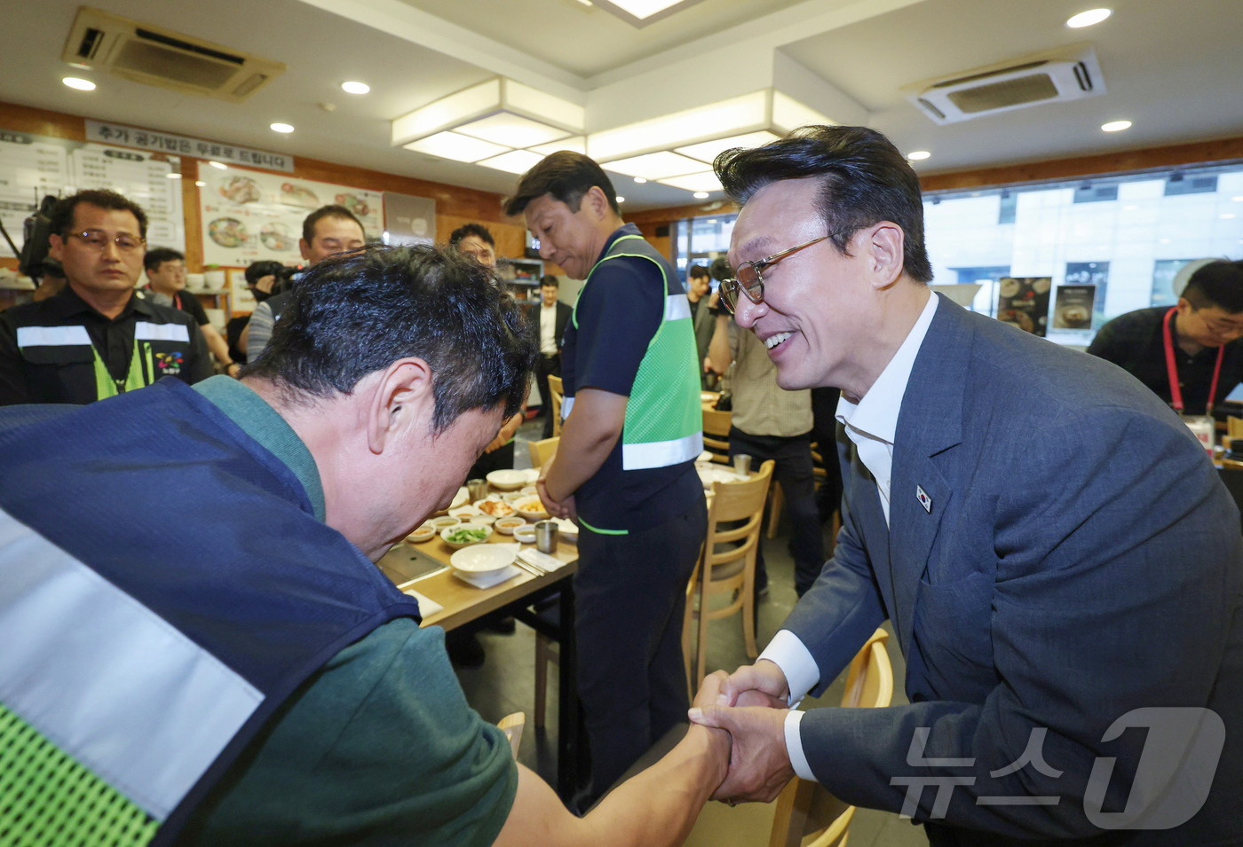 (서울=뉴스1) 권현진 기자 = 김민석 국무총리가 '민생회복 소비쿠폰' 신청 첫 날인 21일 오전 서울 노원구 한 식당을 찾아 환경공무관들과 식사하기 앞서 인사를 나누고 있다. ( …