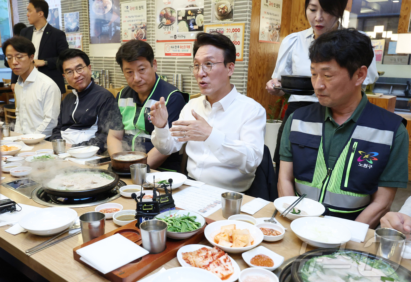 (서울=뉴스1) 권현진 기자 = 김민석 국무총리가 '민생회복 소비쿠폰' 신청 첫 날인 21일 오전 서울 노원구 한 식당을 찾아 환경공무관들과 식사하기 앞서 대화를 나누고 있다. ( …