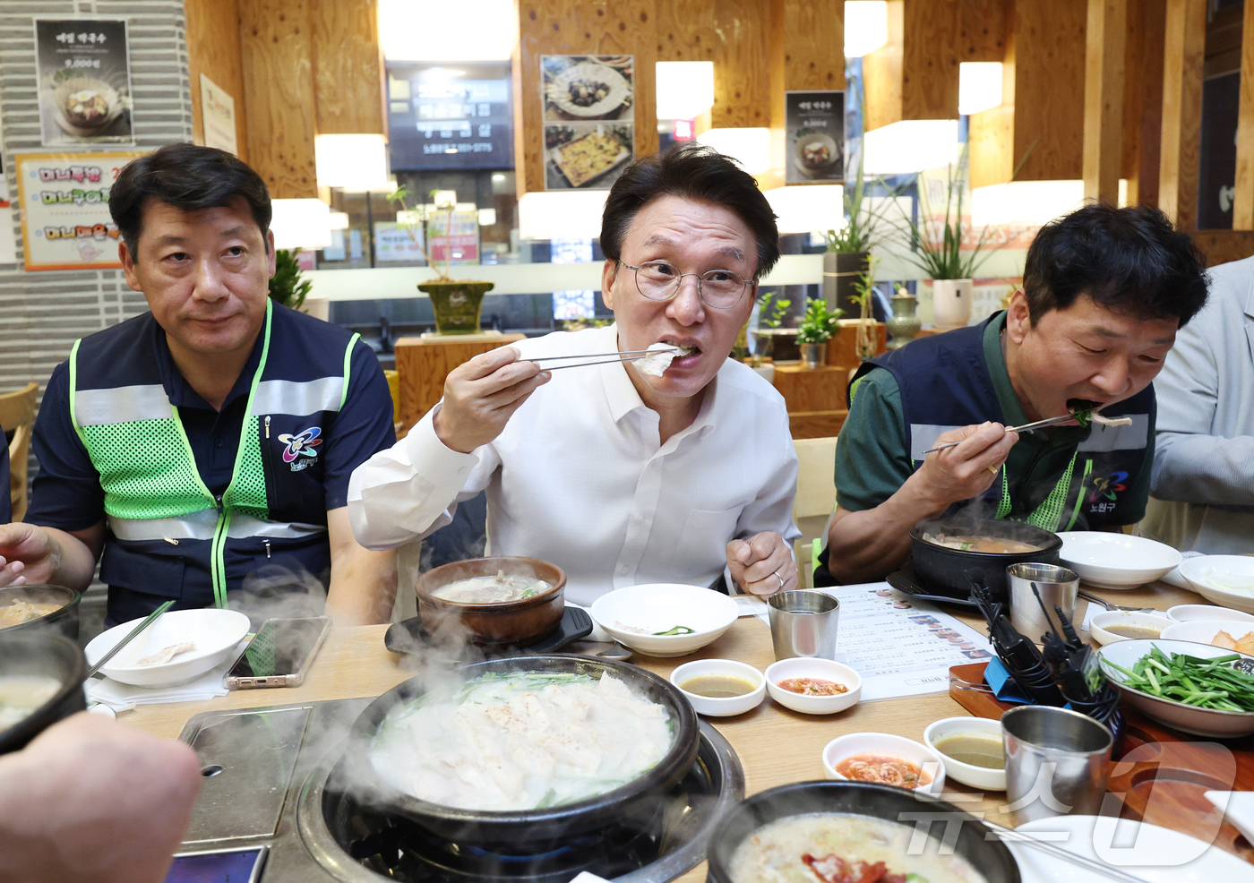 (서울=뉴스1) 권현진 기자 = 김민석 국무총리가 '민생회복 소비쿠폰' 신청 첫 날인 21일 오전 서울 노원구 한 식당을 찾아 환경공무관들과 식사를 하고 있다. (공동취재) 202 …