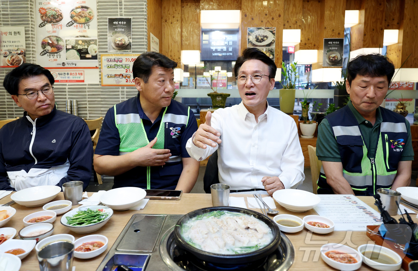 (서울=뉴스1) 권현진 기자 = 김민석 국무총리가 '민생회복 소비쿠폰' 신청 첫 날인 21일 오전 서울 노원구 한 식당을 찾아 환경공무관들과 식사하기 앞서 인사를 나누고 있다. ( …