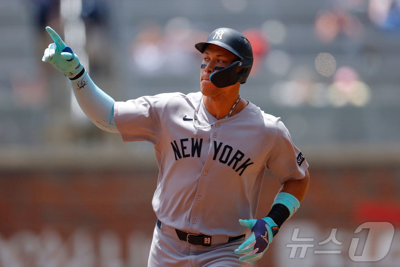 본문 이미지 - 뉴욕 양키스 애런 저지는 21일(한국시간) 열린 2025 메이저리그 애틀랜타 브레이브스와 원정 경기에서 시즌 36호 및 통산 351호 홈런을 기록했다. ⓒ AFP=뉴스1