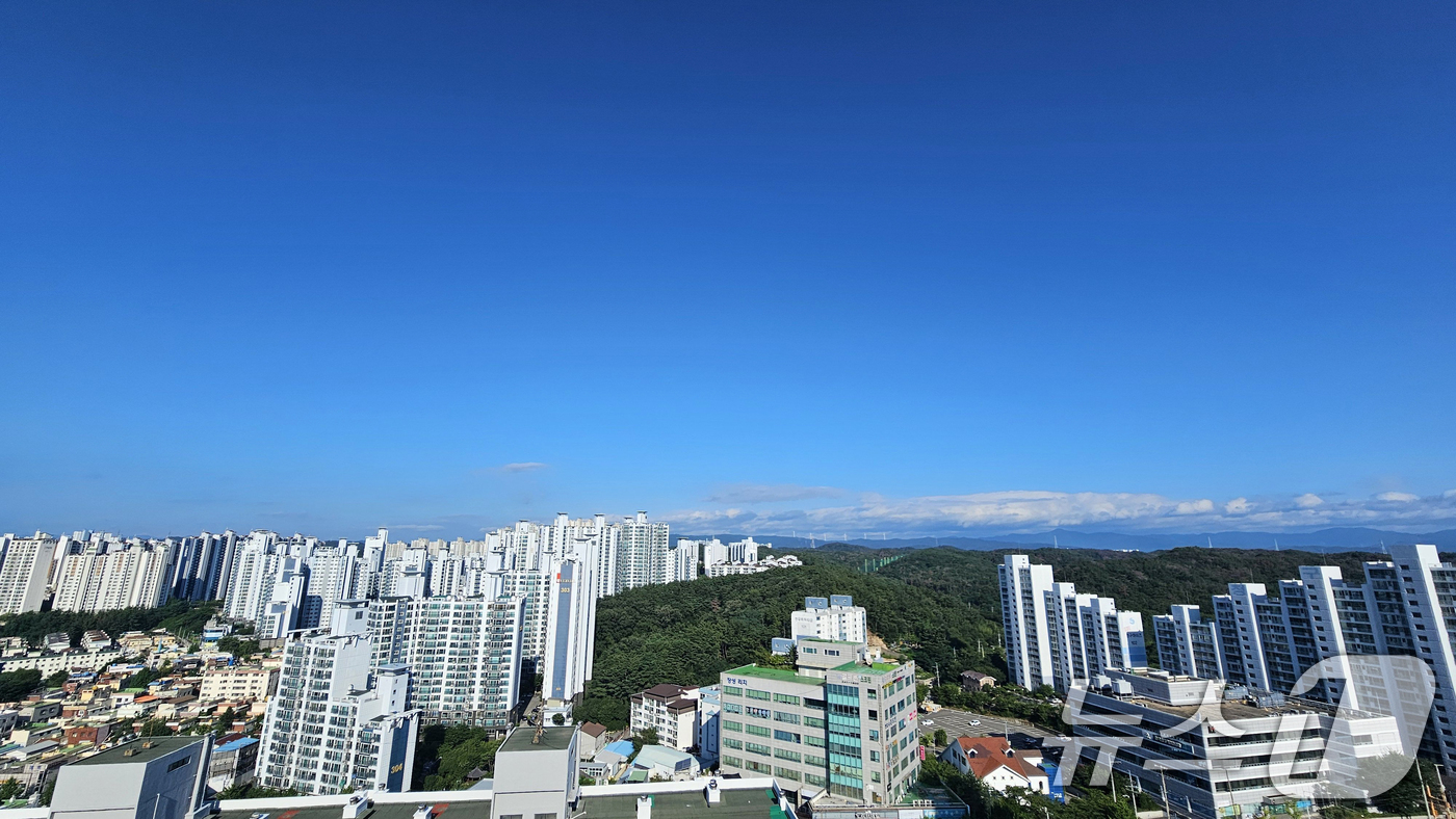 (포항=뉴스1) 최창호 기자 = 폭우가 그친 21일 오전 경북 포항시 상공 위로 푸른 하늘이 펼쳐지고 있다.  2025.7.21/뉴스1
