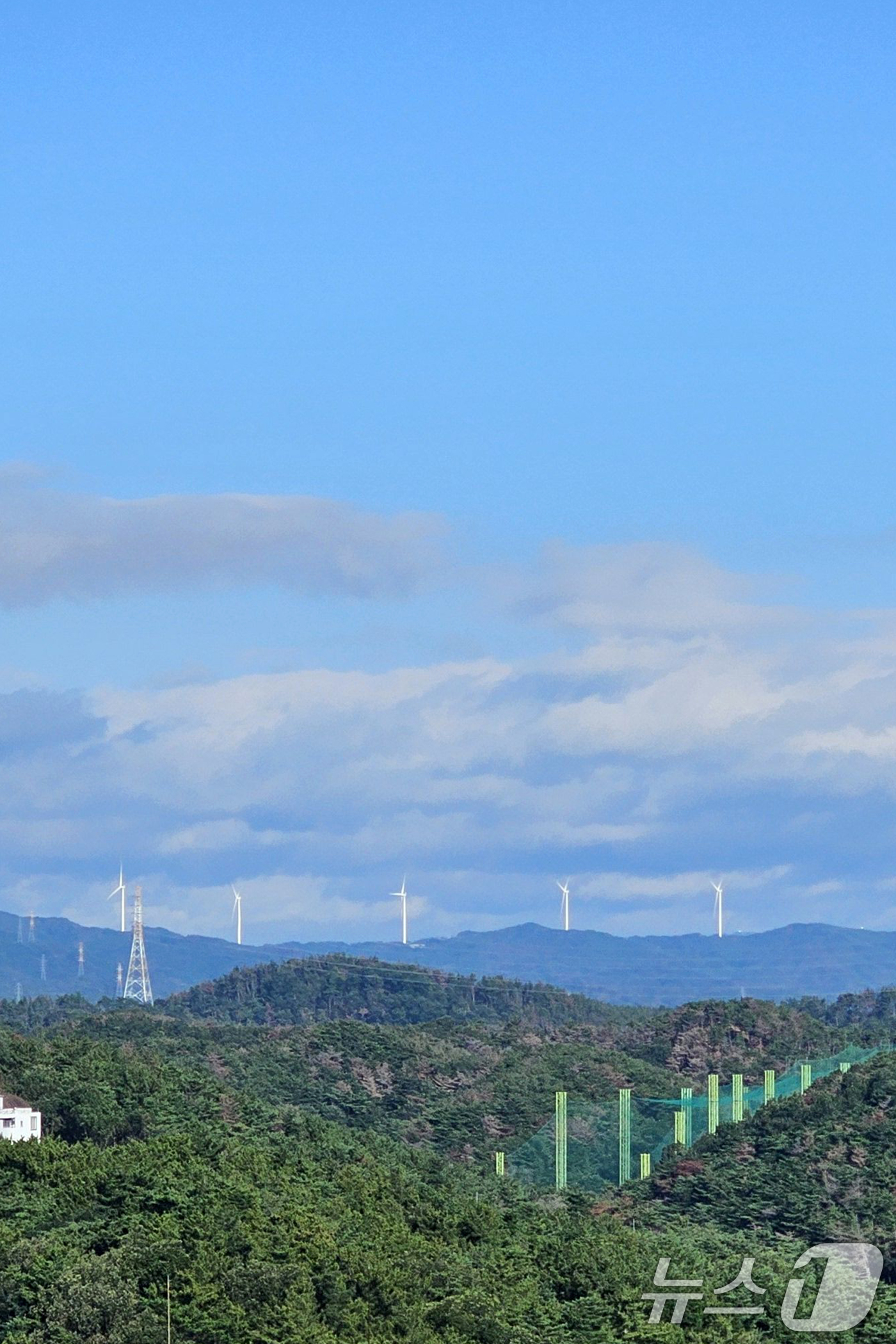 (포항=뉴스1) 최창호 기자 = 폭우가 그친 21일 오전 경북 포항시 상공 위로 푸른 하늘이 펼쳐지고 있다. 2025.7.21/뉴스1