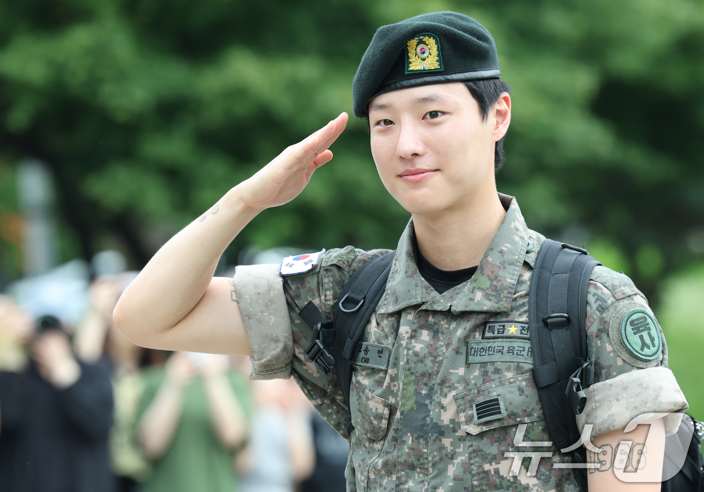(서울=뉴스1) 권현진 기자 = 가수 우즈(WOODZ, 본명 조승연)가 21일 오전 서울 노원구 육군사관학교에서 전역식을 마친 뒤 전역인사를 하고 있다. 2025.7.21/뉴스1