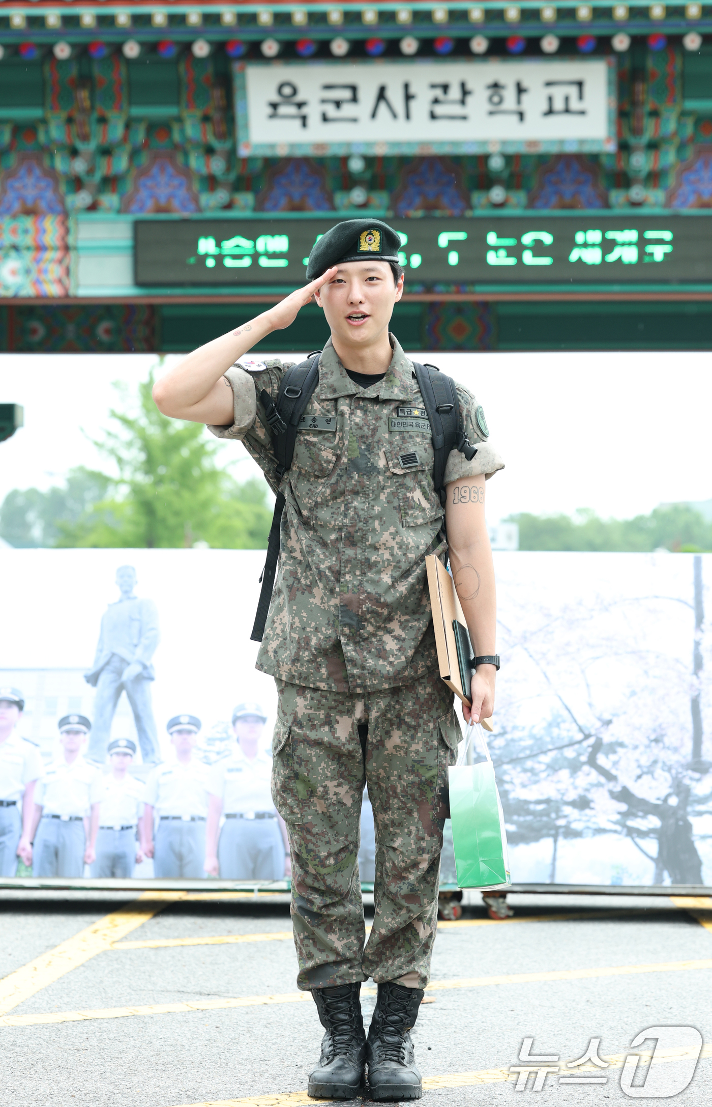 (서울=뉴스1) 권현진 기자 = 가수 우즈(WOODZ, 본명 조승연)가 21일 오전 서울 노원구 육군사관학교에서 전역식을 마친 뒤 전역인사를 하고 있다. 2025.7.21/뉴스1
