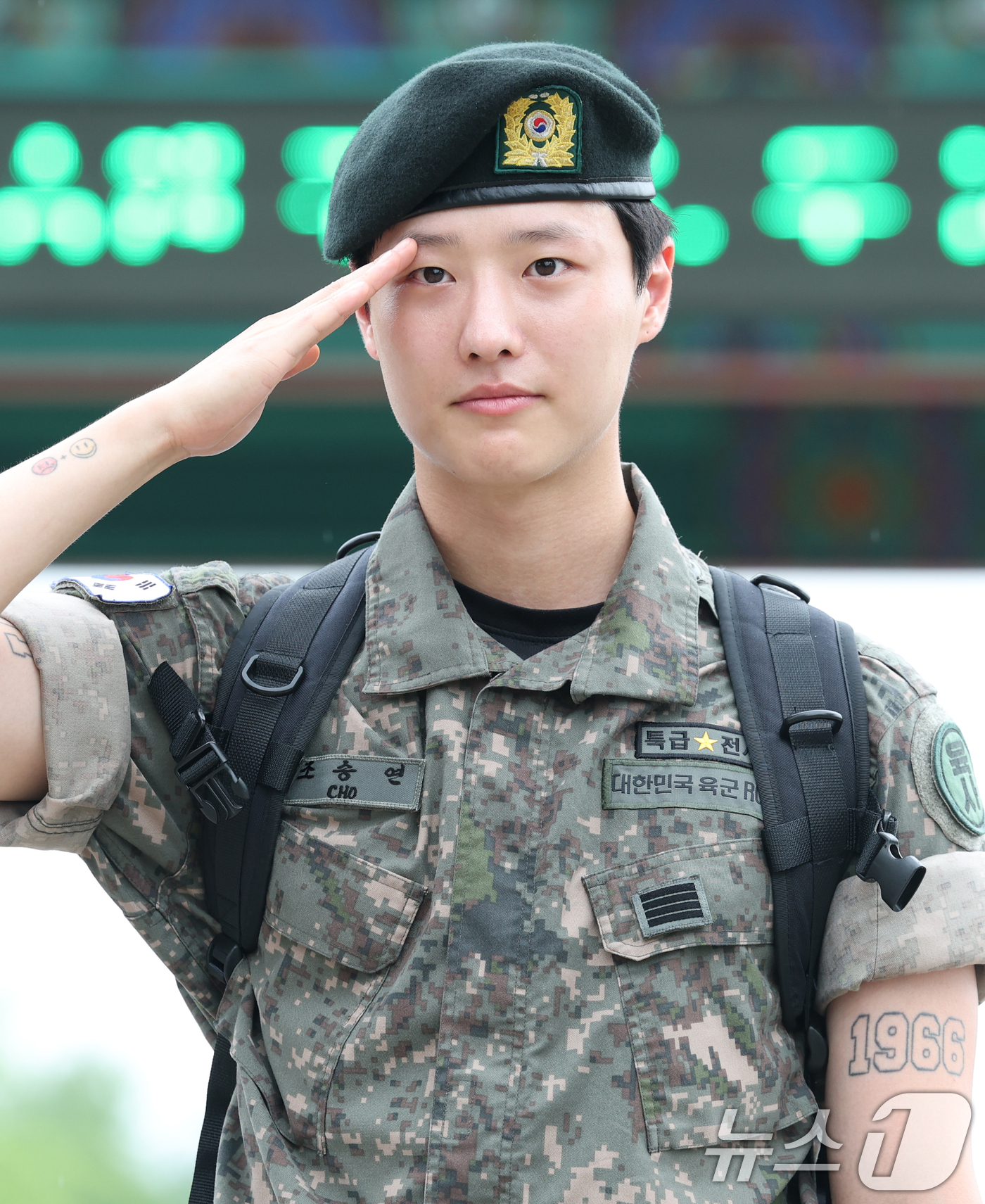 (서울=뉴스1) 권현진 기자 = 가수 우즈(WOODZ, 본명 조승연)가 21일 오전 서울 노원구 육군사관학교에서 전역식을 마친 뒤 전역인사를 하고 있다. 2025.7.21/뉴스1