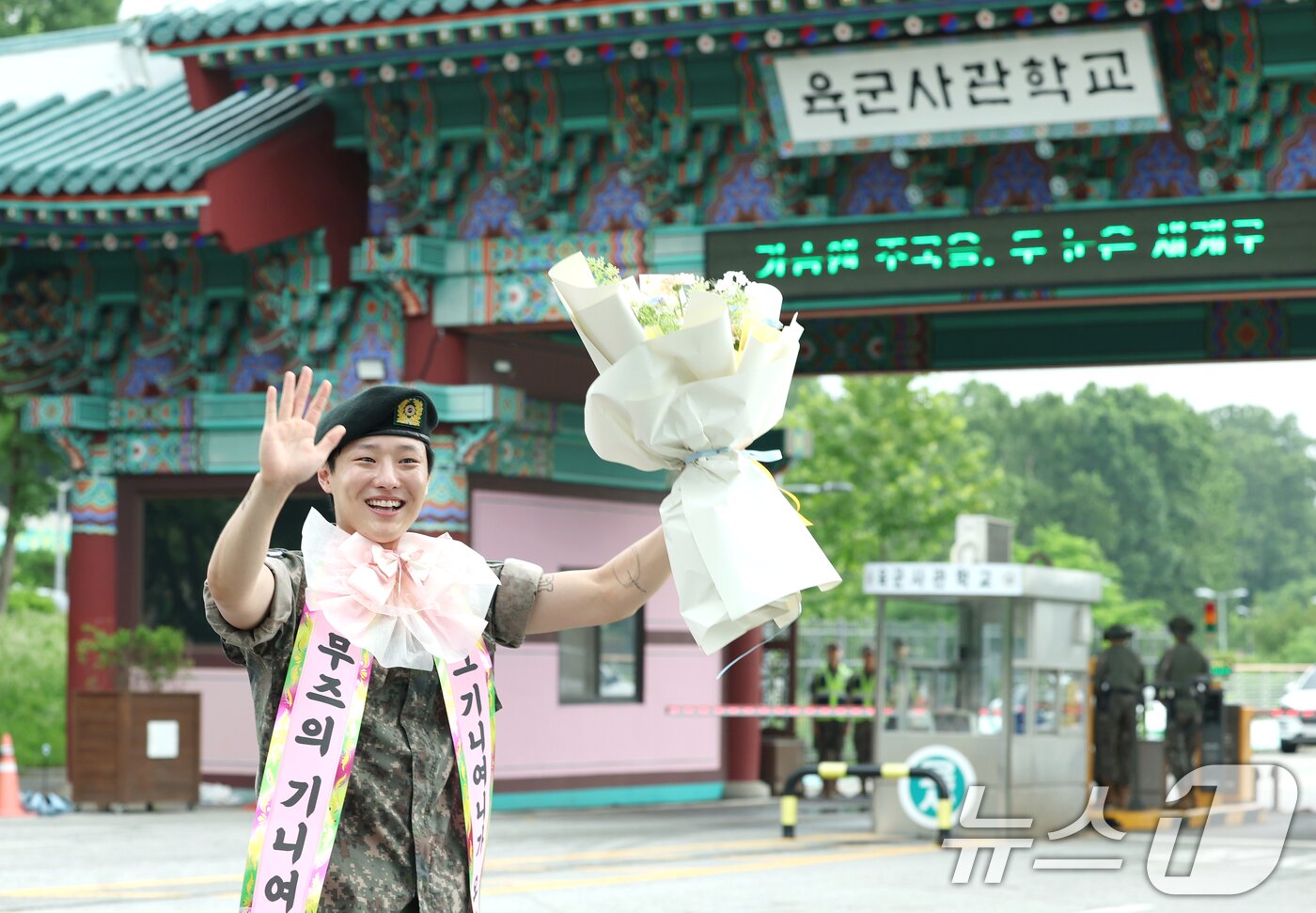 본문 이미지 - 가수 우즈(WOODZ, 본명 조승연)가 21일 오전 서울 노원구 육군사관학교에서 전역식을 마친 뒤 전역인사를 하고 있다. 2025.7.21/뉴스1 ⓒ News1 권현진 기자