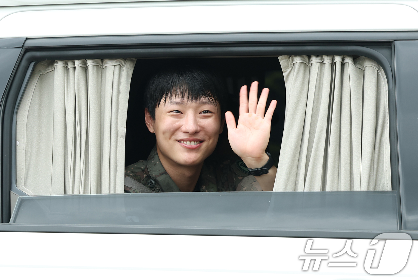 (서울=뉴스1) 권현진 기자 = 가수 우즈(WOODZ, 본명 조승연)가 21일 오전 서울 노원구 육군사관학교에서 전역식을 마친 뒤 차량으로 이동하며 인사를 하고 있다. 2025.7 …