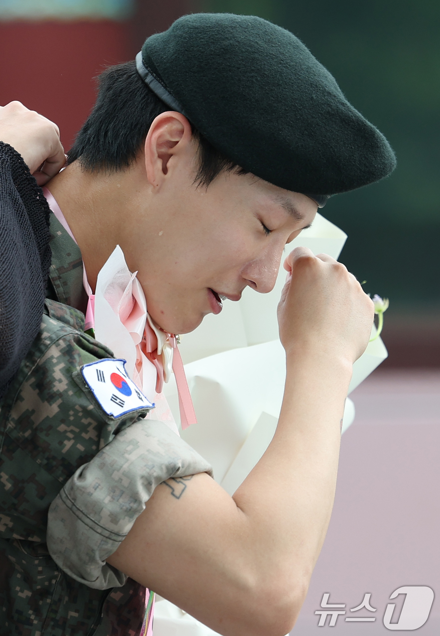 (서울=뉴스1) 권현진 기자 = 가수 우즈(WOODZ, 본명 조승연)가 21일 오전 서울 노원구 육군사관학교에서 전역식을 마친 뒤 환호하는 팬을 뒤로하고 눈시울을 닦고 있다. 20 …