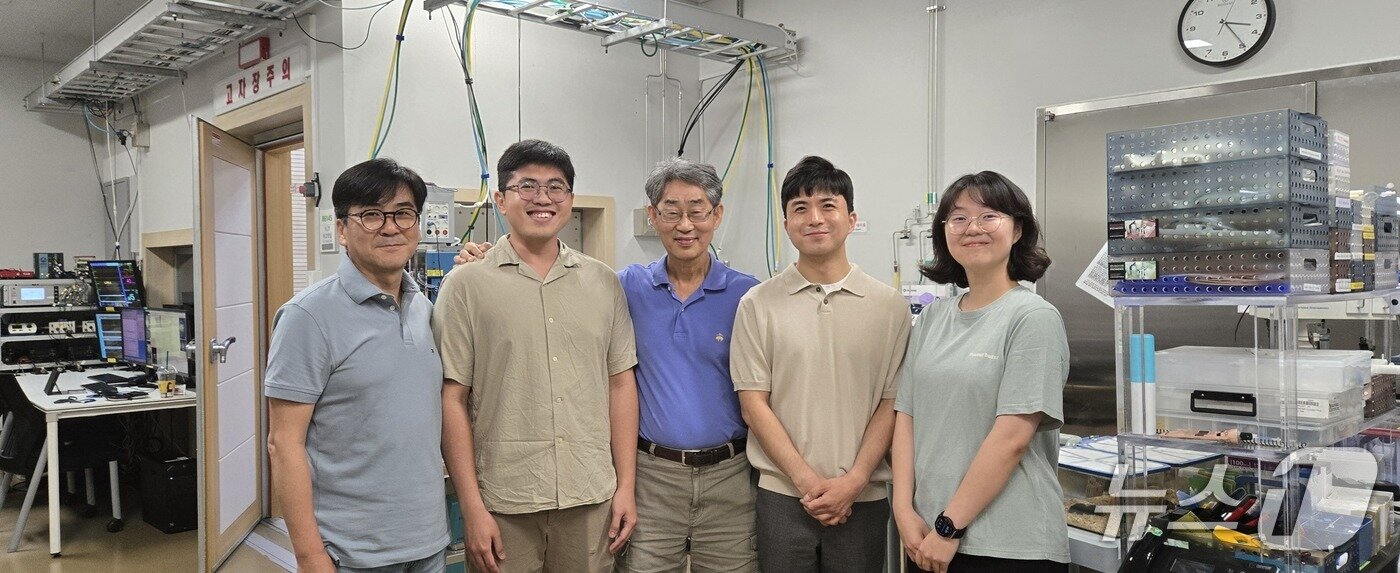 본문 이미지 - 사진 왼쪽부터 임근호 박사, Vo Tan Thanh 박사, 김성기 단장 , 정원범 박사, Jin Tong 학생. &#40;기초과학연구원 제공. 재판매 및 DB금지&#41;2025.7.21/뉴스1
