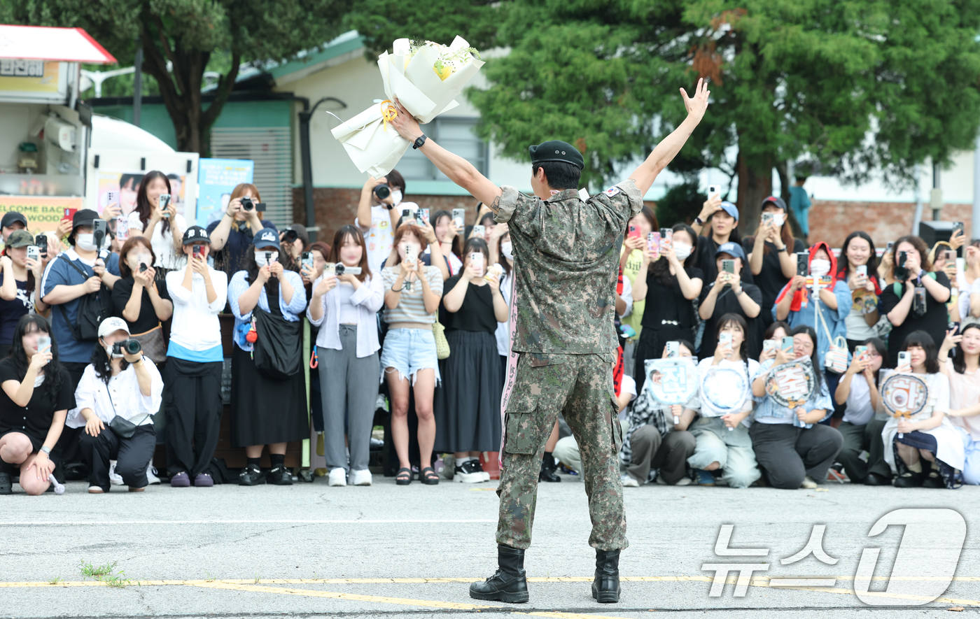 (서울=뉴스1) 권현진 기자 = 가수 우즈(WOODZ, 본명 조승연)가 21일 오전 서울 노원구 육군사관학교에서 전역식을 마친 뒤 팬들에게 전역인사를 하고 있다. 2025.7.21 …