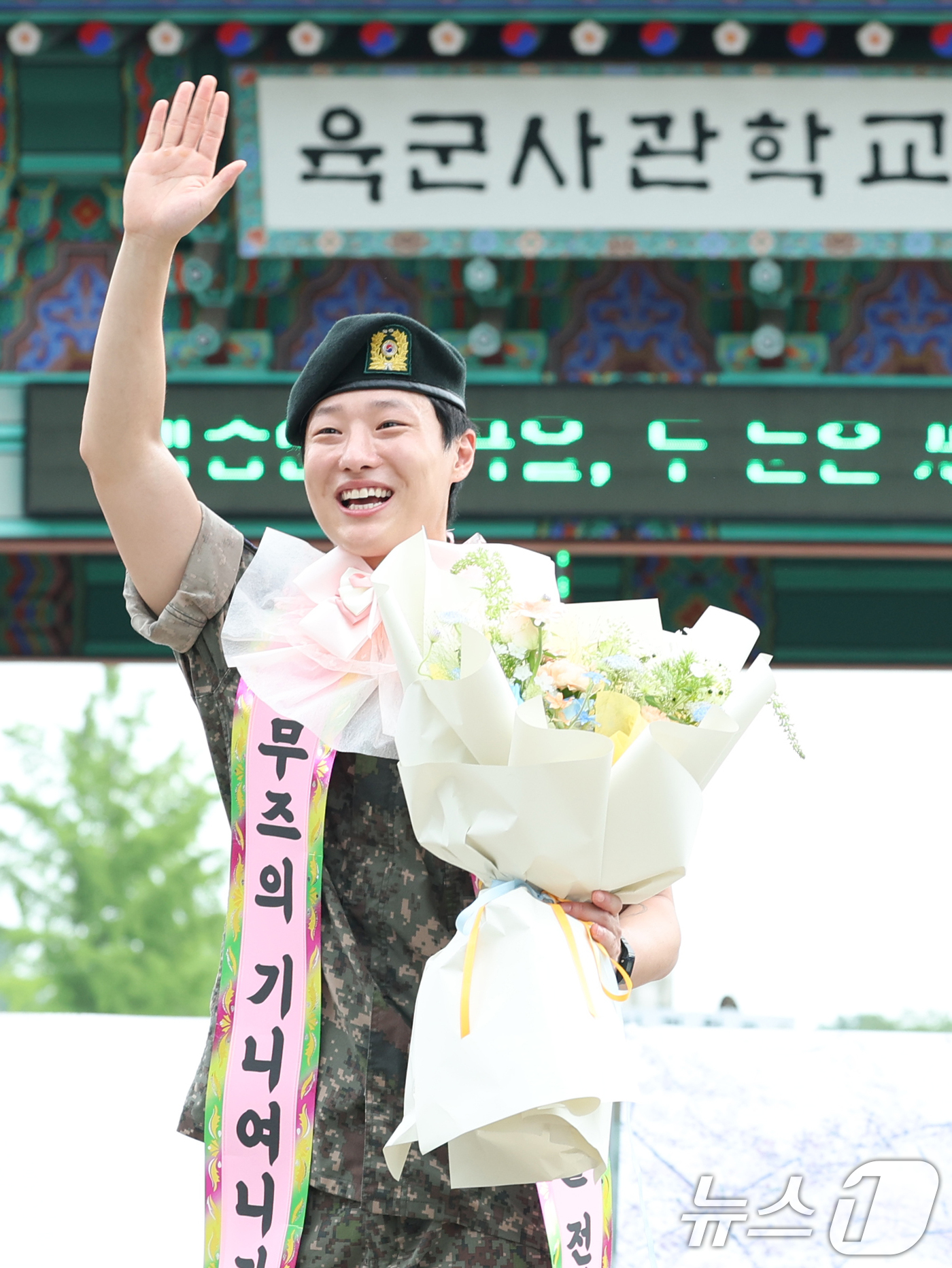 (서울=뉴스1) 권현진 기자 = 가수 우즈(WOODZ, 본명 조승연)가 21일 오전 서울 노원구 육군사관학교에서 전역식을 마친 뒤 전역인사를 하고 있다. 2025.7.21/뉴스1