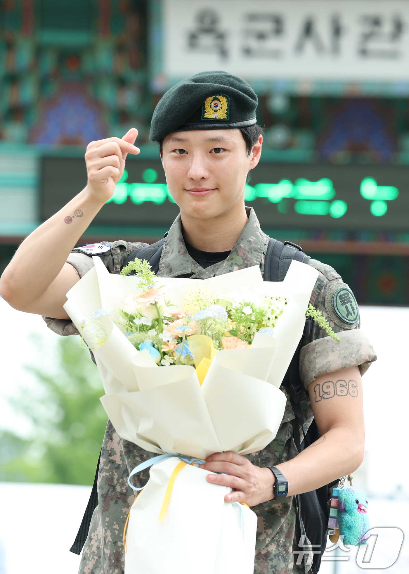 (서울=뉴스1) 권현진 기자 = 가수 우즈(WOODZ, 본명 조승연)가 21일 오전 서울 노원구 육군사관학교에서 전역식을 마친 뒤 인사를 하고 있다.이날 우즈는 팬의 '점메추(점심 …