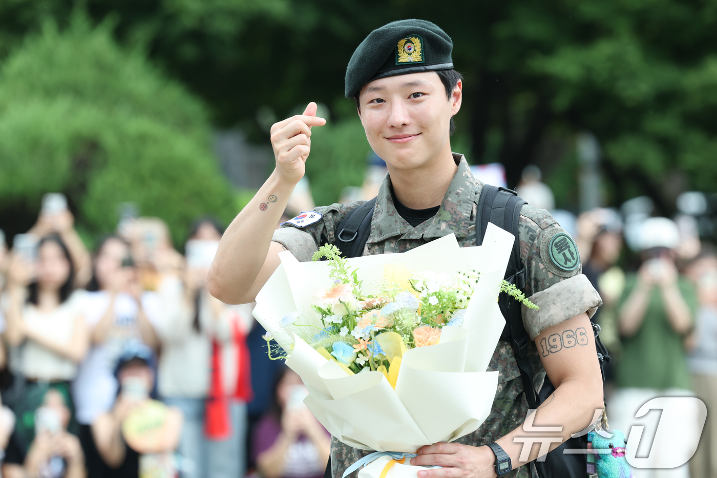 (서울=뉴스1) 권현진 기자 = 가수 우즈(WOODZ, 본명 조승연)가 21일 오전 서울 노원구 육군사관학교에서 전역식을 마친 뒤 인사를 하고 있다. 2025.7.21/뉴스1