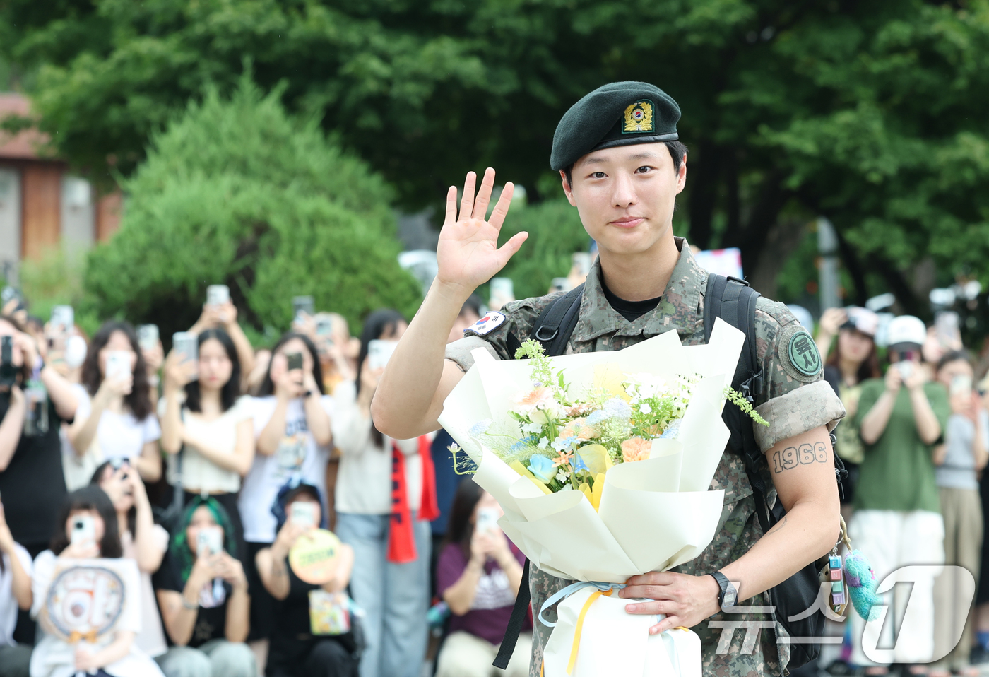 (서울=뉴스1) 권현진 기자 = 가수 우즈(WOODZ, 본명 조승연)가 21일 오전 서울 노원구 육군사관학교에서 전역식을 마친 뒤 인사를 하고 있다. 2025.7.21/뉴스1