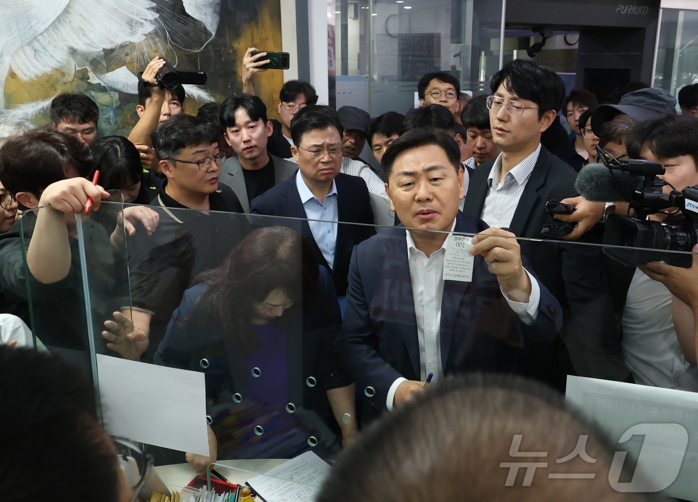 (완주=뉴스1) 유경석 기자 = 김관영 전북특별자치도지사가 21일 전북 완주군 삼례읍 행정복지센터를 찾아 전입신고를 하고 있다. 2025.7.21/뉴스1